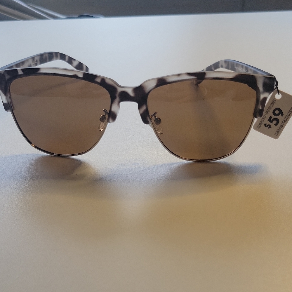Elegant Tortoiseshell Sunglasses